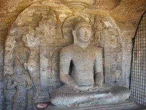 Buddha siddende i meditation