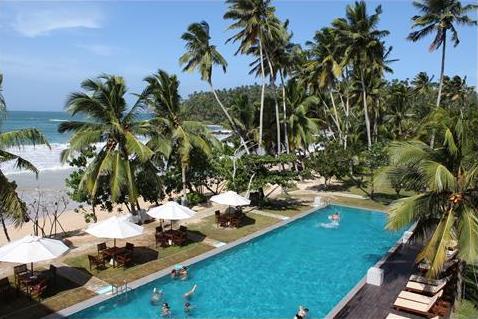 Pool og strand på Mirissa Beach Resort.